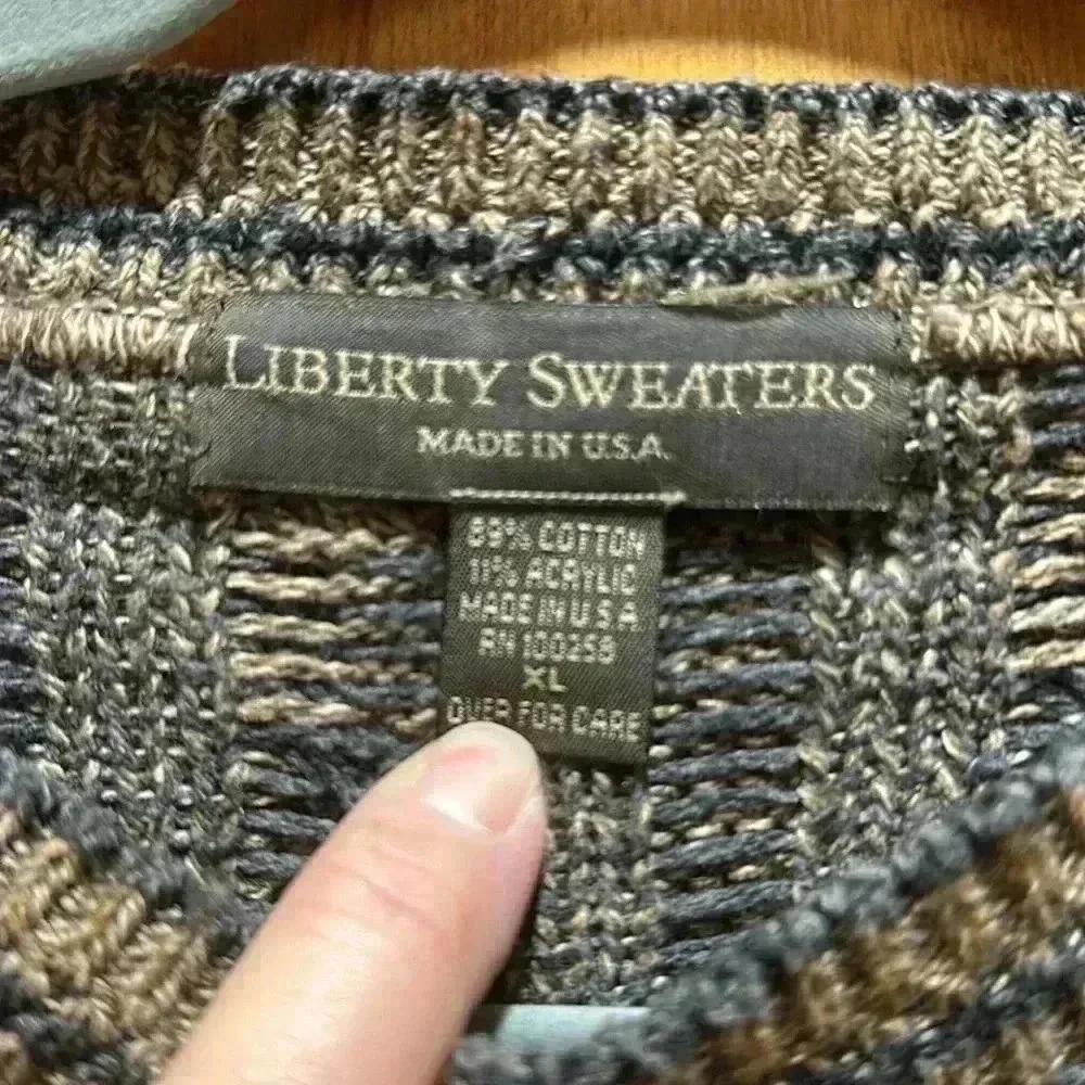 Men’s cable knit sweater size XL
